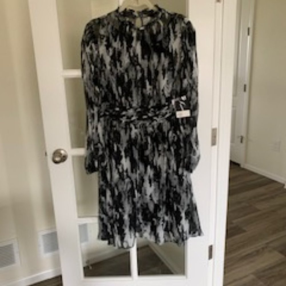 NWT Simply Vera Lang smocked long sleeve dress, M